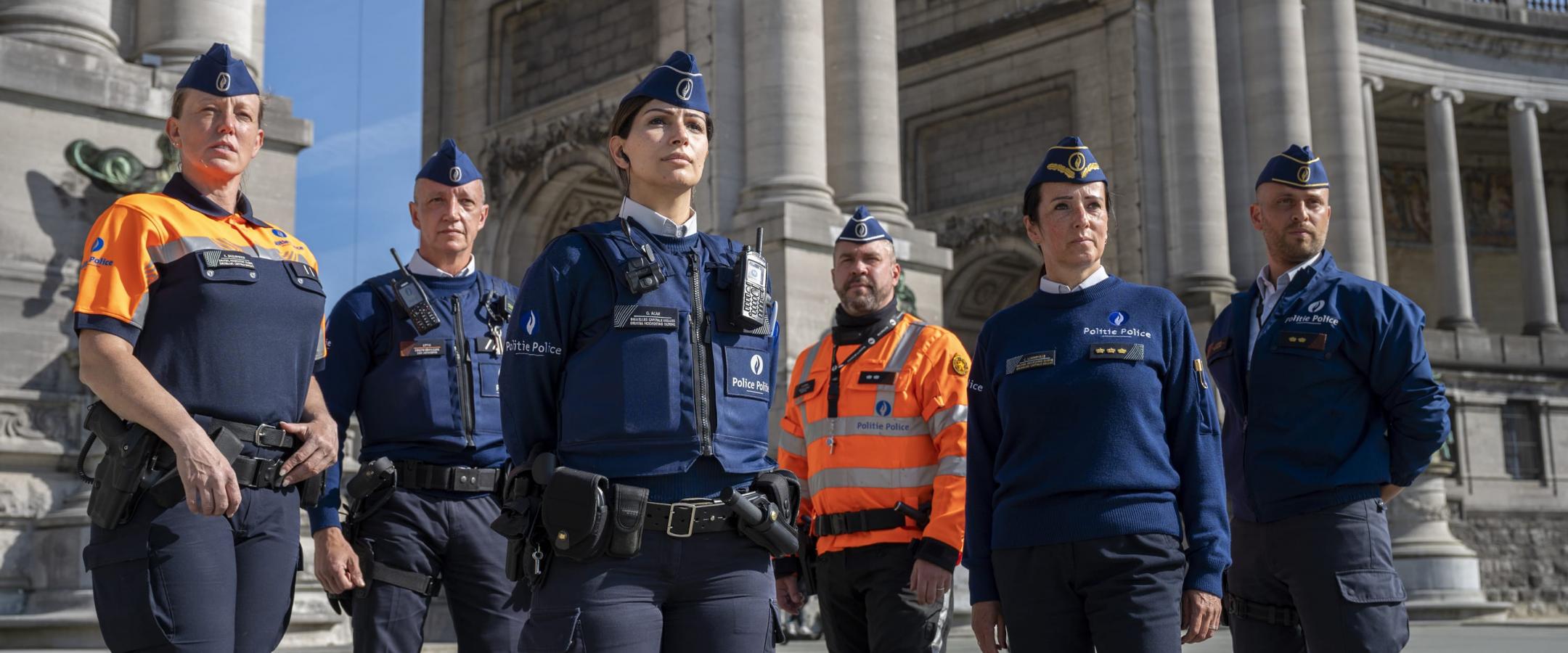 Groepsfoto met een agent, beveiligingsagent, een vrouwelijke inspecteur, een hoofdinspecteur motard, een commissaris en een vrouwelijke hoofdcommissaris