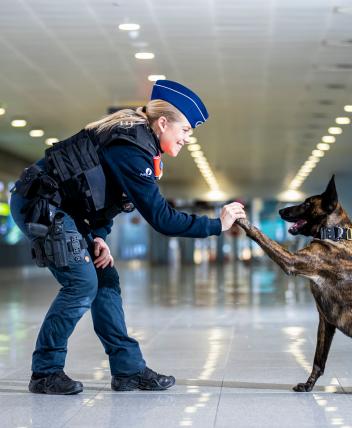 Politievrouw met hond